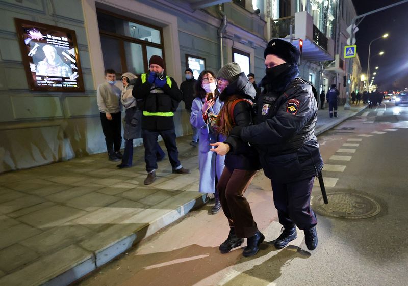 &copy; Reuters. أحد أفراد الشرطة يلقي القبض على متظاهر ضد الحرب في أوكرانيا في موسكو يوم الخميس. تصوير: يفجينيا نوفوتشنينا - رويترز. 