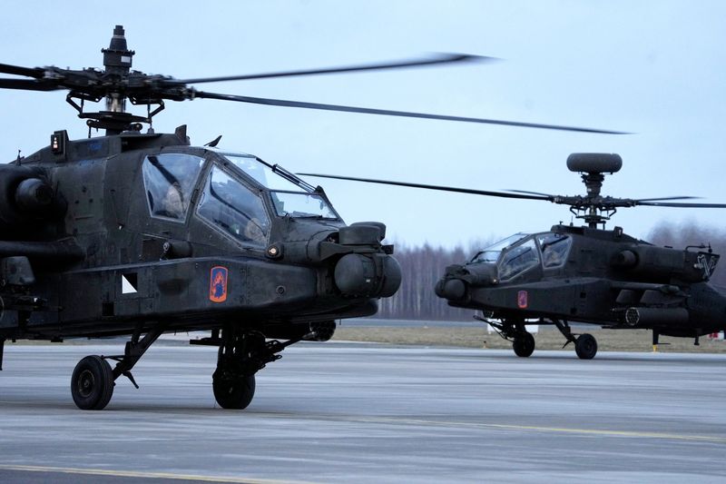 &copy; Reuters. طائرتان من طراز أباتشي في قاعدة ليلفارد العسكرية في لاتفيا يوم الخميس.  تصوير: إنتس كالنينس - رويترز.