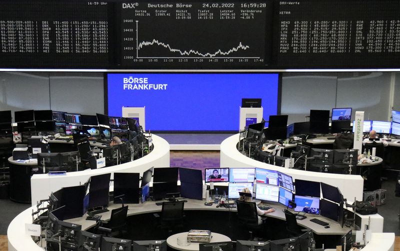 &copy; Reuters. Les Bourses européennes ont terminé en forte baisse jeudi. Le CAC 40 a fini en repli de 3,83%. Le Footsie a perdu 3,88% et le Dax 3,96%. /Photo prise le 24 février 2022/REUTERS