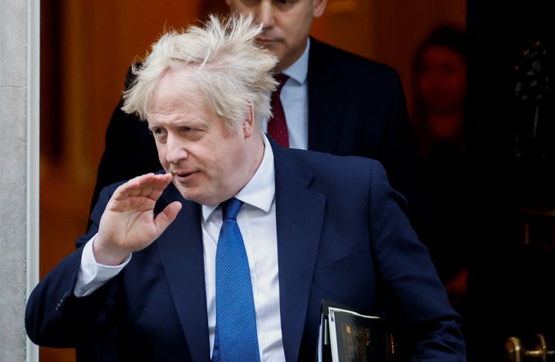 &copy; Reuters. رئيس الوزراء البريطاني بوريس جونسون يغادر مقر الحكومة في لندن يوم الخميس. تصوير: بيتر تسيبورا - رويترز. 