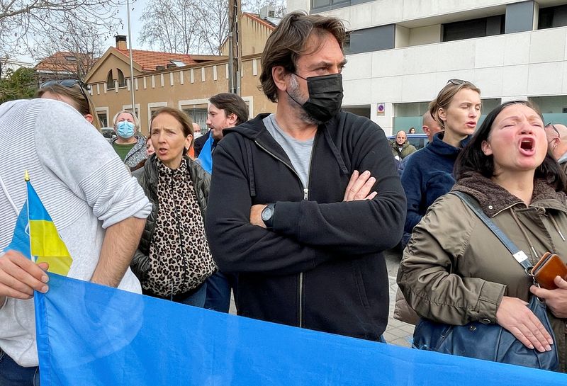 &copy; Reuters. الممثل الإسباني خافيير بارديم يشارك في احتجاج لدعم الشعب الأوكراني خارج السفارة الروسية في مدريد يوم الخميس . تصوير: جويرمو مارتينيز - رويتر