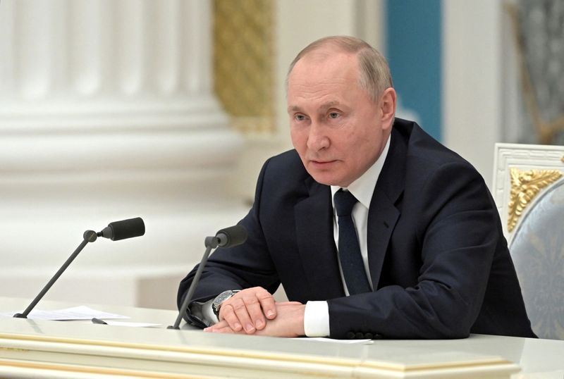 © Reuters. الرئيس الروسي فلاديمير بوتين خلال اجتماع في موسكو يوم الخميس. صورة لرويترز من الكرملين. 
