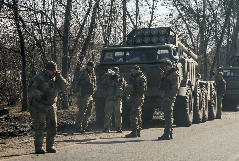 &copy; Reuters. Soldados ucranianos permanecen cerca de sistemas de lanzamientos de misiles en la región de Kharkiv, Ucrania, 24 de febrero del 2022. REUTERS/Antonio Bronic