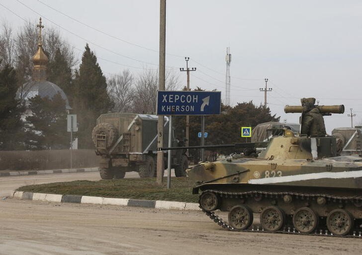 &copy; Reuters. Russian Army military vehicles drive along a street, after Russian President Vladimir Putin authorized a military operation in eastern Ukraine, in the town of Armyansk, Crimea, February 24, 2022. REUTERS/Stringer