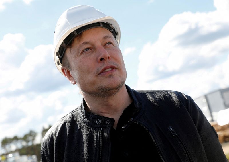 © Reuters. FILE PHOTO: SpaceX founder and Tesla CEO Elon Musk looks on as he visits the construction site of Tesla's gigafactory in Gruenheide, near Berlin, Germany, May 17, 2021. REUTERS/Michele Tantussi/File Photo