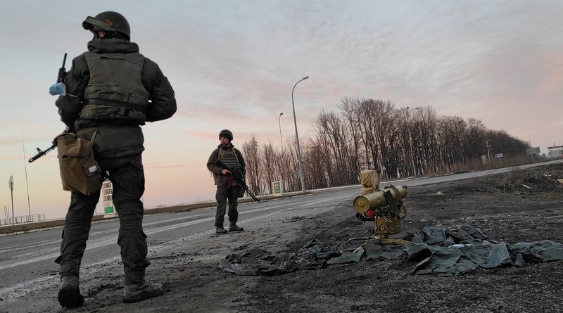 &copy; Reuters. جنديان أوكرانيان يقفان بجوار نظام صاروخي خارج خاركيف في أوكرانيا يوم الخميس. تصوير: مكسيم ليفين - رويترز.