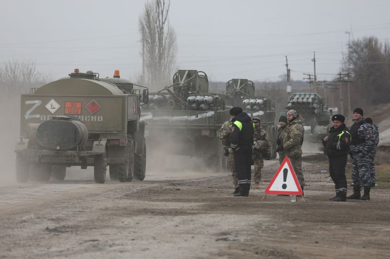&copy; Reuters. مركبات عسكرية روسية في القرم يوم الخميس. تصوير: رويترز.