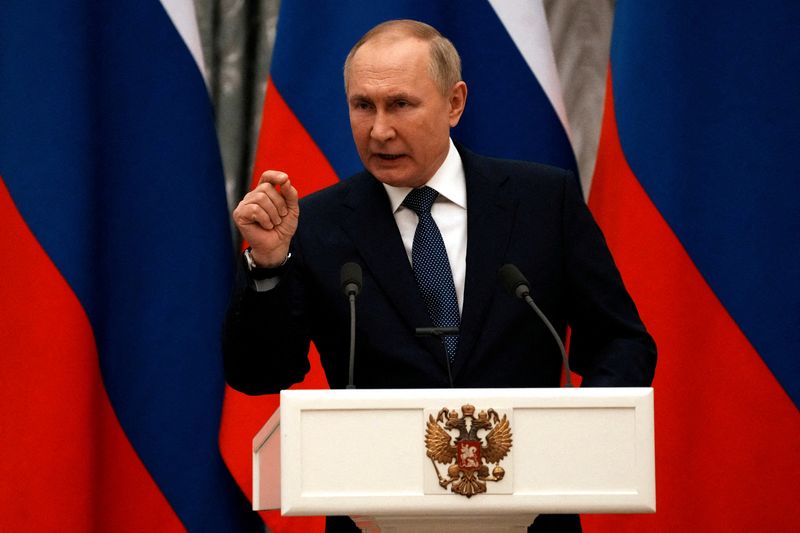 &copy; Reuters. الرئيس الروسي فلاديمير بوتين يتحدث خلال مؤتمر صحفي في موسكو يوم السابع من فبراير شباط 2022. صورة من ممثل لوكالات الأنباء. 