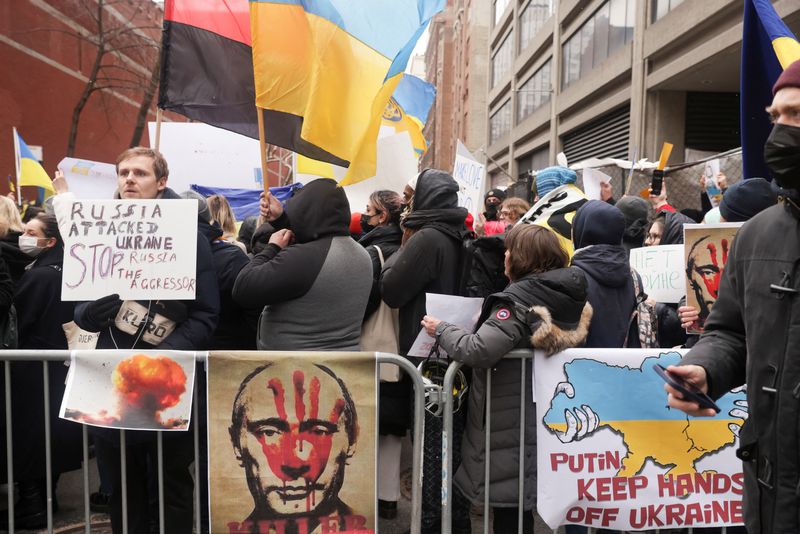 &copy; Reuters. People take part in a protest against Russia's military operation in Ukraine, outside the Russian Mission to the United Nations in New York City, U.S., February 24, 2022. REUTERS/Jeenah Moon