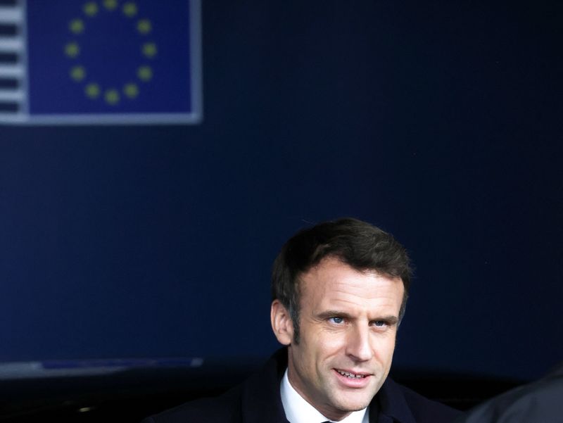 &copy; Reuters. ماكرون لدى وصوله إلى قمة لقادة الاتحاد الأوروبي في بروكسل يوم الخميس. صورة من ممثل لوكالات الأنباء. 
