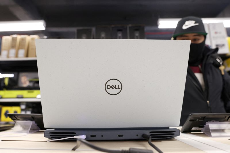 &copy; Reuters. FILE PHOTO: A person looks at a Dell laptop for sale in a store in Manhattan, New York City, U.S., November 24, 2021. REUTERS/Andrew Kelly/File Photo 