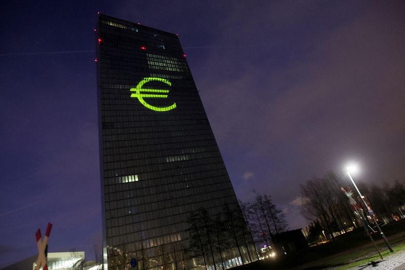 &copy; Reuters. Sede do Banco Central Europeu iluminada com símbolo do euro, em Frankfurt, Alemanha
30/12/2021
REUTERS/Wolfgang Rattay