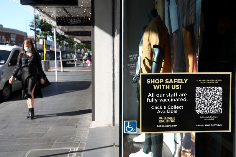 &copy; Reuters. FILE PHOTO: A public health related sign is posted in a storefront as shoppers return to the Newmarket retail district in the wake of coronavirus disease (COVID-19) lockdown restrictions being eased in Auckland, New Zealand, November 10, 2021. REUTERS/Fio