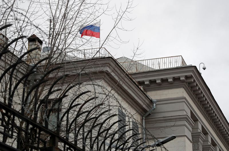 &copy; Reuters. FILE PHOTO: The national flag flutters at the Russian embassy in Kyiv, Ukraine February 10, 2022.  REUTERS/Valentyn Ogirenko