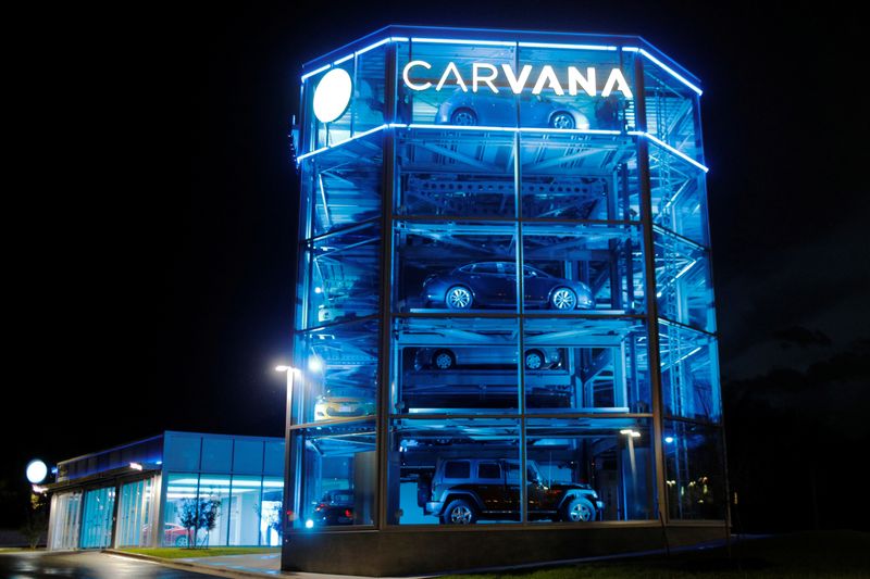 &copy; Reuters. FILE PHOTO: Vehicles are displayed at a Carvana dealership, which allows customers to buy a used car online and have it delivered or pick it up from an automated-tower, in Austin, Texas, U.S., March 9, 2017. Picture taken March 9, 2017. REUTERS/Brian Snyd