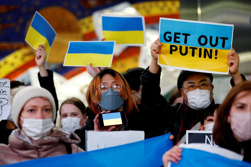 © Reuters. Japanese and Ukrainian protesters attend a rally against Russia's invasion of Ukraine, in Tokyo, Japan, February 24, 2022. REUTERS/Kim Kyung-Hoon