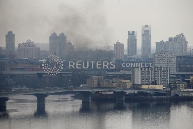 &copy; Reuters. 　ウクライナ政府は、ロシアが本格的なウクライナ侵攻を開始した２４日に５７人が死亡し、１６９人が負傷したと明らかにした。米国防当局者はロシアの攻撃の主要な標的は首都キエフと