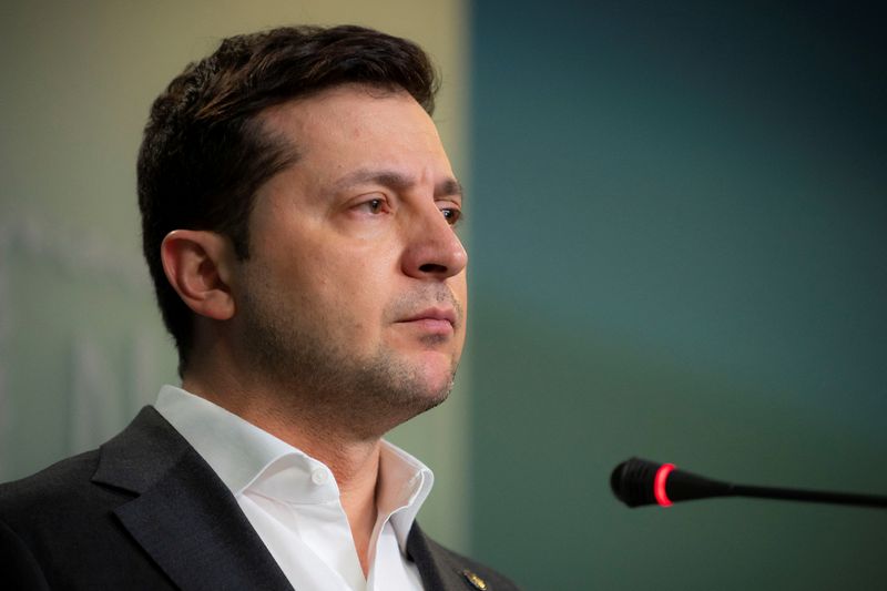 &copy; Reuters. El presidente de Ucrania, Volodymyr Zelenskiy, asiste a una conferencia de prensa en Kiev, Ucrania. 24 de febrero, 2022. Servicio de prensa de la presidencia de Ucrania/Handout via REUTERS ATENCIÓN EDITORES - ESTA IMAGEN FUE PROVISTA POR UNA TERCERA PART