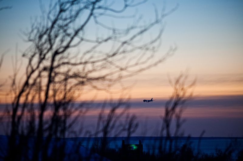 &copy; Reuters. FILE PHOTO: A passenger plane approaches Ted Stevens Anchorage International Airport on a cold and clear day in Achorage, Alaska, November 8, 2011. REUTERS/Nathaniel Wilder   