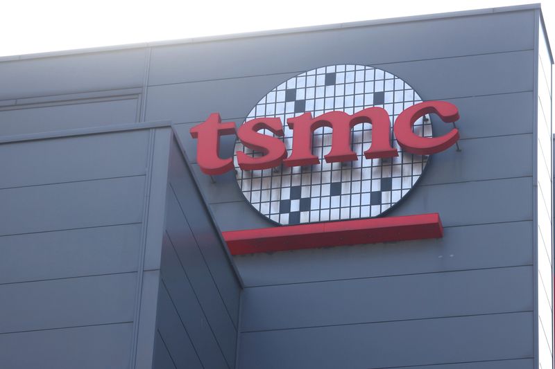 &copy; Reuters. FILE PHOTO: The logo of Taiwan Semiconductor Manufacturing Co (TSMC) is pictured at its headquarters, in Hsinchu, Taiwan, January 19, 2021. REUTERS/Ann Wang