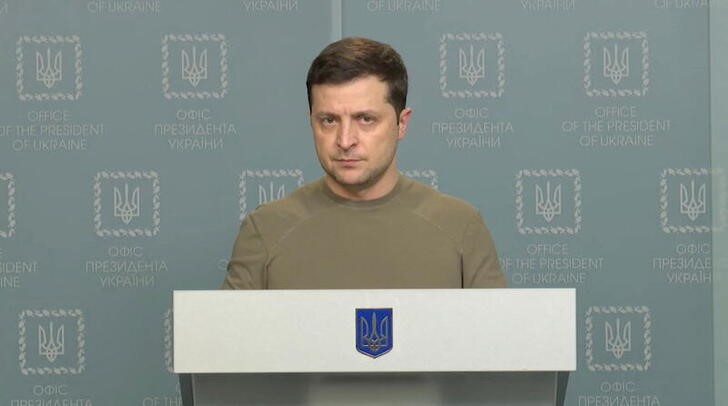 &copy; Reuters. Ukrainian President Volodymyr Zelenskiy speaks at a news briefing in Kyiv, Ukraine, February 24, 2022. Ukrainian Presidential Press Service/Handout via REUTERS ATTENTION EDITORS - THIS IMAGE WAS PROVIDED BY A THIRD PARTY.