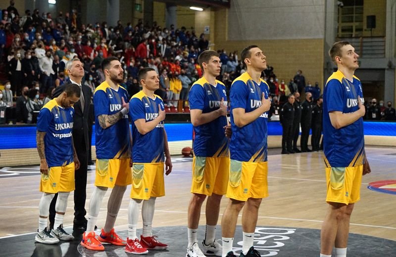 &copy; Reuters. لاعبون من منتخب السلة الأوكراني خلال النشيد الوطني قبل مباراتهم أمام أسبانيا في قرطبة يوم الخميس. تصوير: فيرناندو كالاس - رويترز.