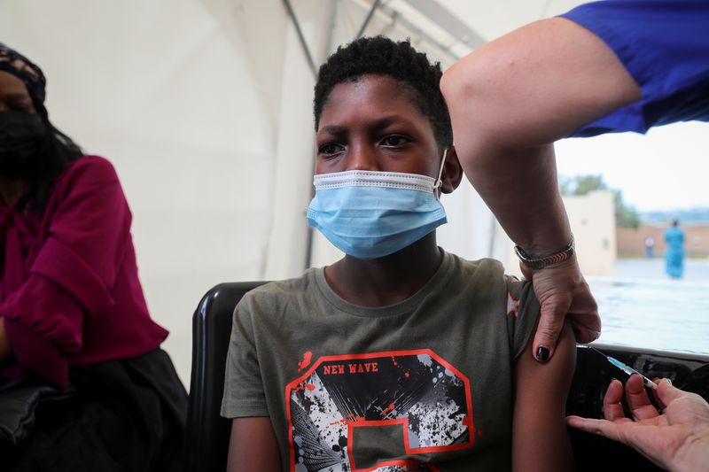 &copy; Reuters. FOTO DE ARCHIVO: Un menor recibe una dosis de la vacuna de COVID-19 en Johannesburgo, Sudáfrica, el 4 de diciembre de 2021. REUTERS/Sumaya Hisham