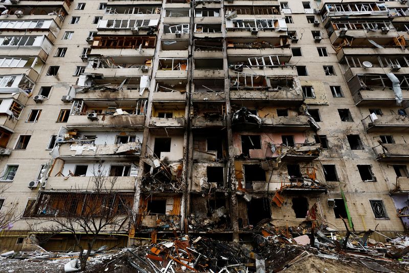 © Reuters. أضرار بالغة لحقت بمبنى سكني في كييف يوم الجمعة عقب انطلاق الهجوم الروسي على أوكرانيا. تصوير: اوميت بيكطاش-رويترز.