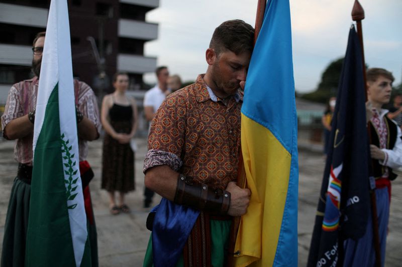 © Reuters. أحفاد للمهاجرين الأوكرانيين في البرازيل، وهم جزء من أكبر جالية أوكرانية في أمريكا اللاتينية ، يشاركون في مظاهرة لدعم أوكرانيا في مدينة برودينتوبوليس في ولاية بارانا بالبرازيل يوم الخميس. تصوير: بيار اوليفارس-رويترز.