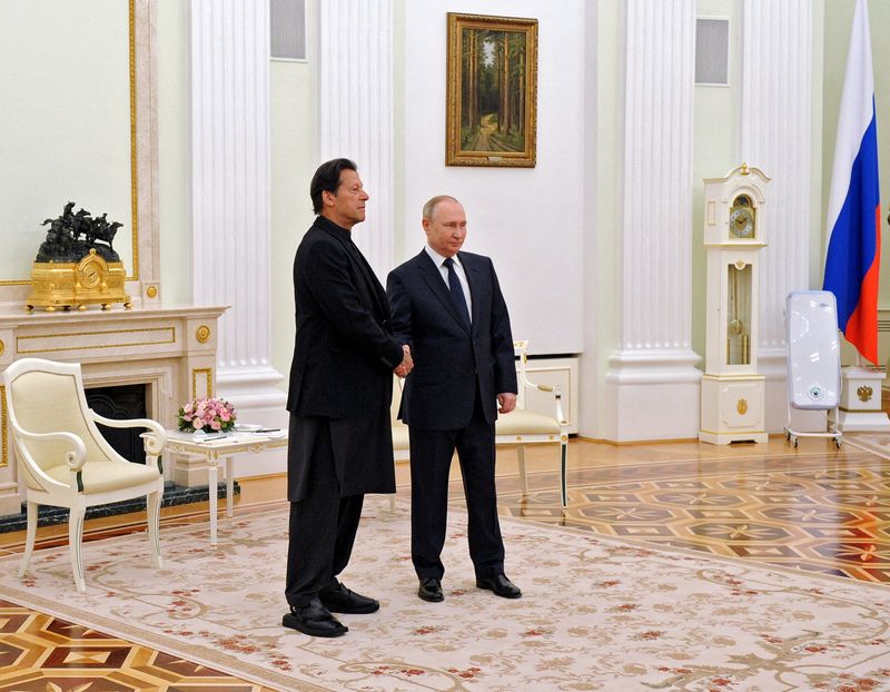 &copy; Reuters. الرئيس الروسي فلاديمير بوتين ورئيس الوزراء الباكستاني عمران خان خلال اجتماع في موسكو يوم الخميس. صورة لرويترز من وكالة سبوتنيك للأنباء.