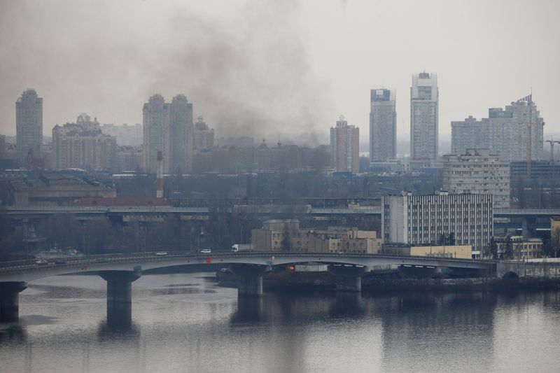 &copy; Reuters. Smoke rises from the territory of the Ukrainian Defence Ministry's unit, after Russian President Vladimir Putin authorized a military operation in eastern Ukraine, in Kyiv, Ukraine February 24, 2022. REUTERS/Valentyn Ogirenko