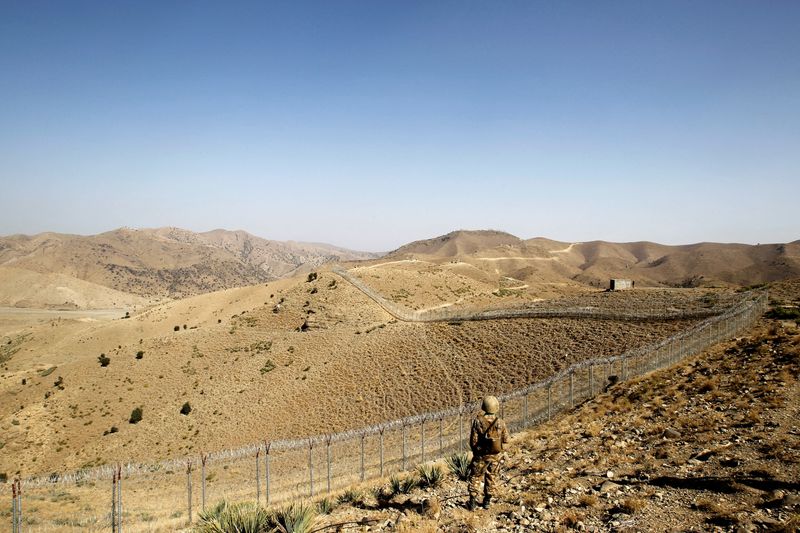 &copy; Reuters. جندي باكستاني يحرس الحدود مع أفغانستان في صورة من أرشيف رويترز.