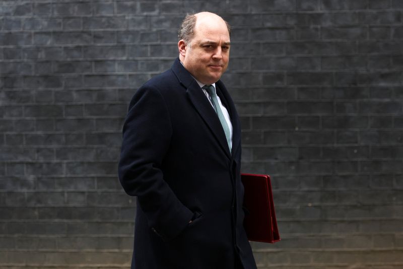 © Reuters. وزير الدفاع البريطاني بن والاس يسير خارج مقر الحكومة في لندن يوم 21 فبراير 2022. تصوير: توم نيكولسون-رويترز.