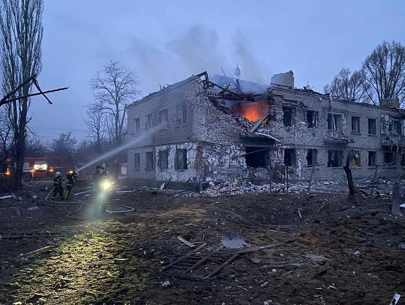 &copy; Reuters. Un edificio en llamas tras haber sido objeto de un bombardeo en la ciudad de Starobilsk, en la región de Luhansk, Ucrania, en esta imagen cedida hecha pública el 25 de febrero de 2022. Servicio de prensa de los Servicios de Emergencia del Estado Ucrania