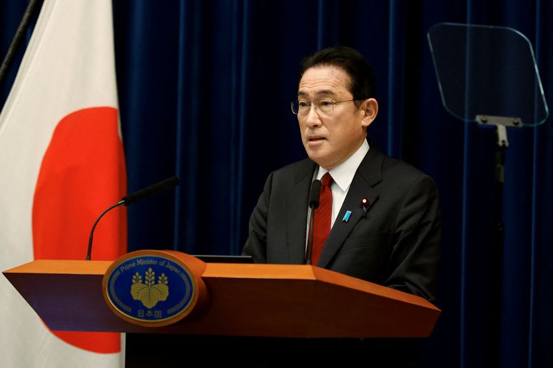&copy; Reuters. El primer ministro japonés, Fumio Kishida, durante una conferencia de prensa celebrada en Tokio, Japón, el 25 de febrero de 2022. Rodrigo Reyes Marín/Pool vía REUTERS