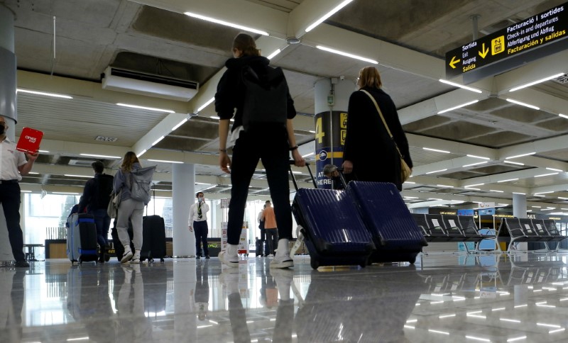 &copy; Reuters. FOTO DE ARCHIVO: Pasajeros llegan al aeropuerto de Son Sant Joan en Palma de Mallorca, España, 1 de abril de 2021. REUTERS/Enrique Calvo/File Photo