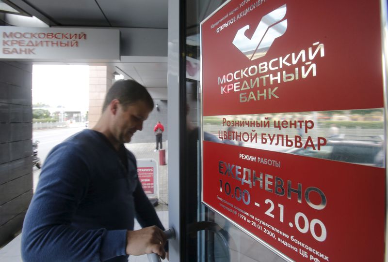 &copy; Reuters. A man enters a branch of Credit Bank of Moscow in Moscow, Russia, August 19, 2015. Four private banks with friendly ties with the Kremlin are emerging as big winners from Russia's economic crisis, helping out dollar-starved companies at a time when large 