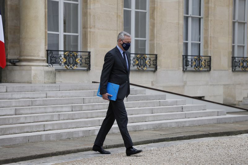 © Reuters. وزير المالية الفرنسي برونو لومير يغادر اجتماع ازمة بشأن أوكرانيا في قصر الإليزيه في باريس يوم الخميس. صورة لرويترز من ممثل لوكالات الأنباء.