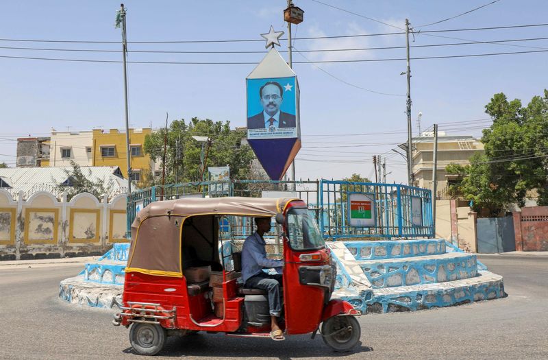 &copy; Reuters. لافتة انتخابية تحمل صورة الرئيس في العاصمة الصومالية مقديشو في الثامن من فبراير شباط 2022. تصوير فيصل عمر- رويترز.