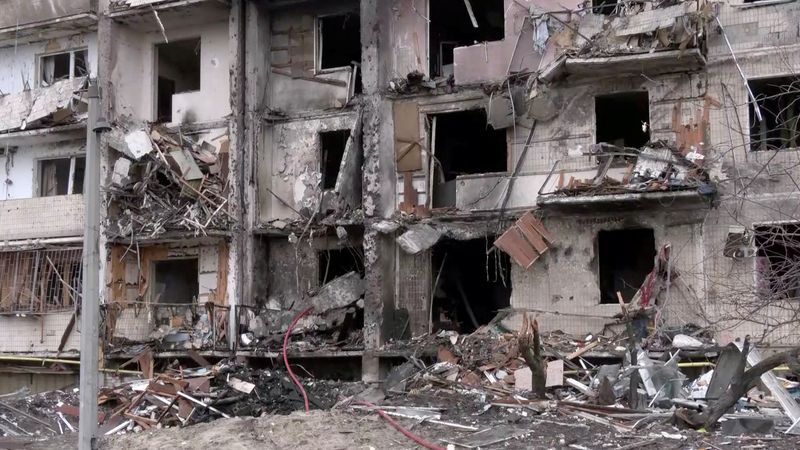 &copy; Reuters. صورة من مقطع فيديو تظهر الأضرار البالغة لمبنى سكني في كييف يوم الجمعة عقب هجمات صاروخية روسية طوال الليل. صورة من تلفزيون رويترز.