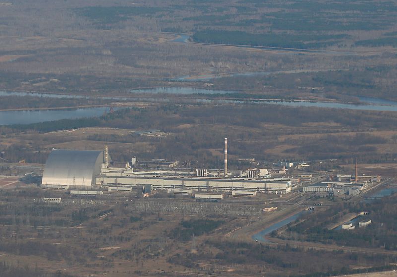 &copy; Reuters. FOTO DE ARCHIVO: Una vista aérea desde un avión muestra una estructura de Nuevo Confinamiento Seguro (NSC) sobre el antiguo sarcófago que cubría el cuarto reactor dañado en la central nuclear de Chernóbil durante una visita a la zona de exclusión d