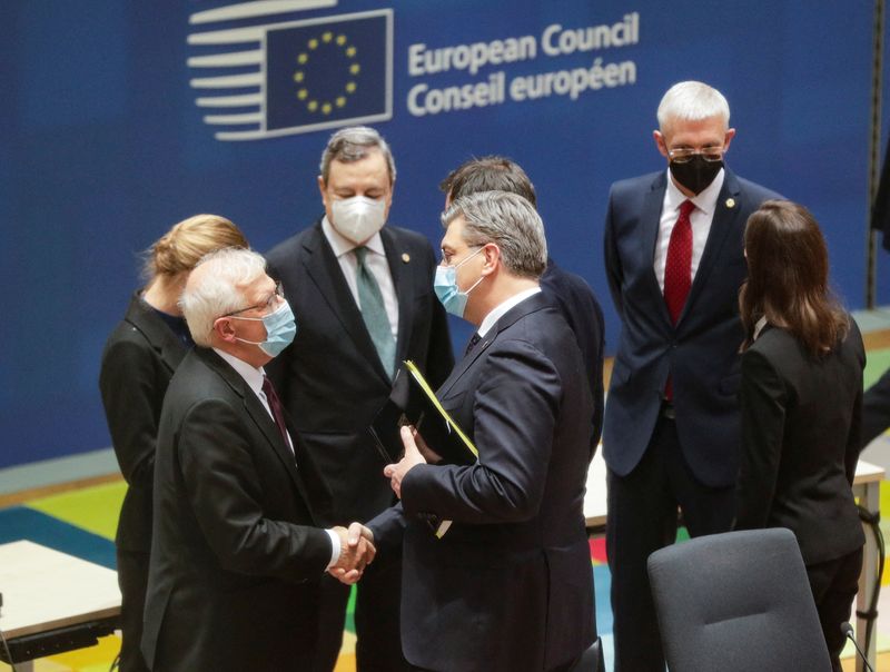 &copy; Reuters. El Alto Representante de la Unión Europea, Josep Borrell, y el Primer Ministro croata, Andrew Plenkovic, durante una reunión especial del Consejo Europeo ante la agresión de Rusia contra Ucrania, en Bruselas, Bélgica, 24 de febrero de 2022.  REUTERS/O