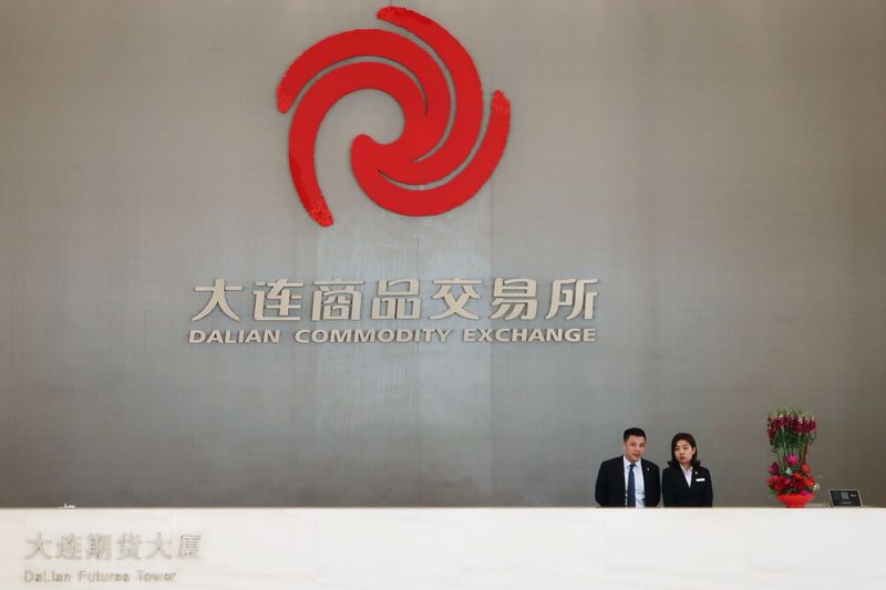 &copy; Reuters. FILE PHOTO: Staff members are seen at the reception desk of Dalian Commodity Exchange in Dalian, Liaoning province, China May 4, 2018. REUTERS/Muyu Xu