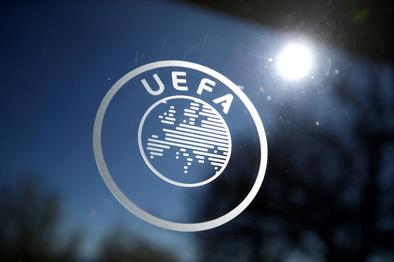 &copy; Reuters. FOTO DE ARCHIVO: El logotipo de la UEFA en su sede en Nyon, Suiza, el 28 de febrero de 2020. REUTERS/Denis Balibouse
