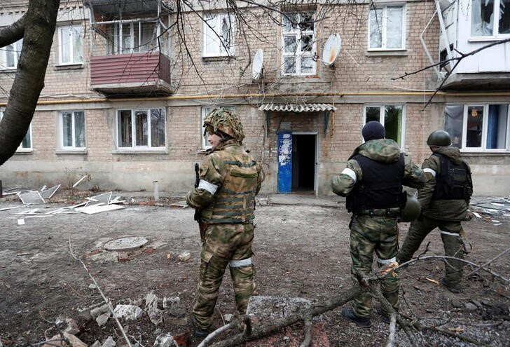 &copy; Reuters. Foto del jueves de militantes en la autoproclamada República Popular de Donetsk. 
Feb 24, 2022. REUTERS/Alexander Ermochenko