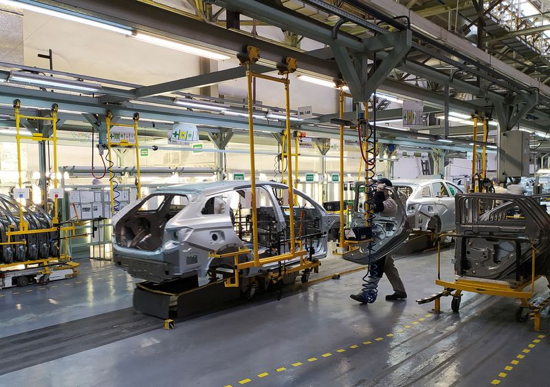 &copy; Reuters. FILE PHOTO - Employees work at the assembly line of the LADA Izhevsk automobile plant, part of the Avtovaz Group, in Izhevsk, Russia February 22, 2022. REUTERS/Gleb Stolyarov