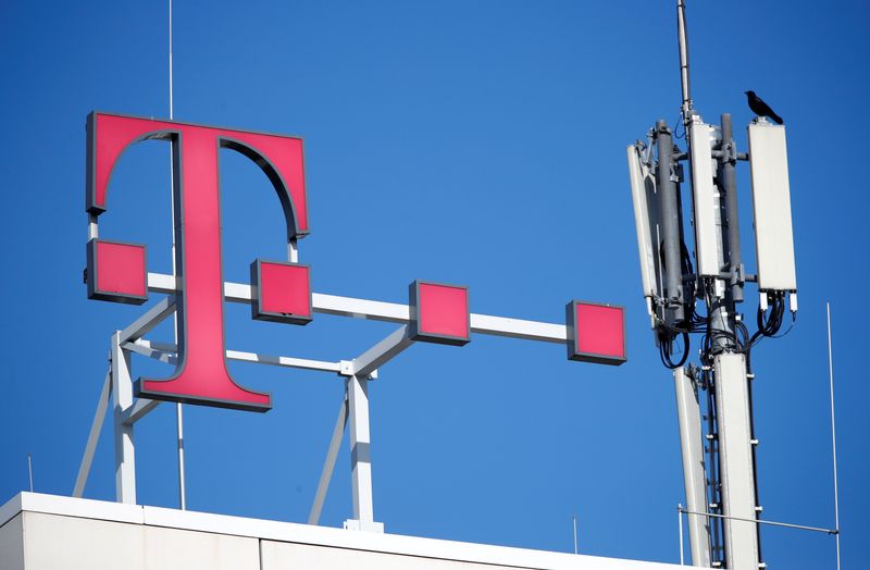 &copy; Reuters. FILE PHOTO: A crow rests on the GSM mobile phone antennas of Deutsche Telekom AG atop the German telecoms giant's headquarters in Bonn, Germany, February 19, 2019.   REUTERS/Wolfgang Rattay