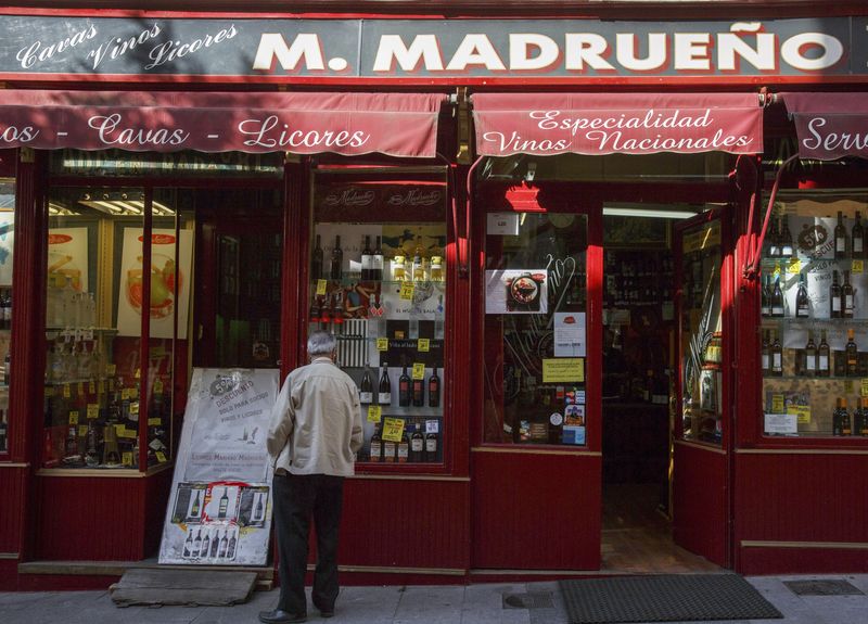 &copy; Reuters. Loja de bebidas em Madri
23/10/2014. REUTERS/Sergio Perez