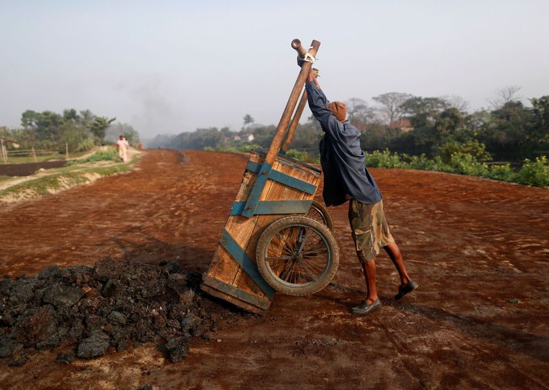 &copy; Reuters. FILE PHOTO: A labourer unloads fertilizer for drying at a factory which makes fertiliser ingredients out of scrap leather in Kolkata February 14, 2014.  REUTERS/Ahmad Masood