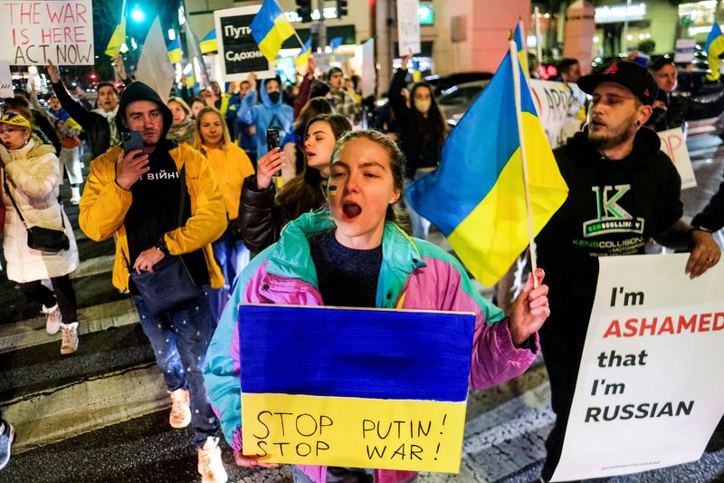 © Reuters. Members of the Russian community march during a demonstration against Russia, after it launched a massive military operation against Ukraine, in Los Angeles, California, U.S., February 24, 2022. REUTERS/Ringo Chiu